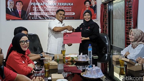 Ketua DPC Partai Gerindra Abdul Rahman saat mendaftar di DPC PDIP Kota Mataram pada Senin (13/5/2024). (Foto: Helmy Akbar/detikBali)