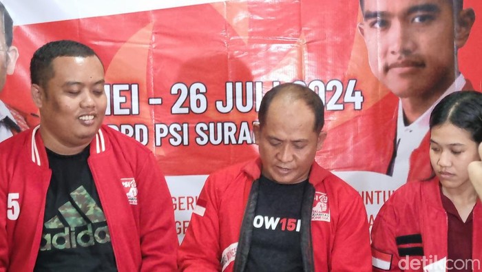 Ketua DPD PSI Surabaya Shobikin (tengah).