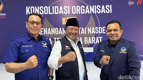 Ketua DPW Partai NasDem NTB Rumaksi (tengah) didampingi Sekretaris Wahijan (kanan) dan Ardany Zulfikar (kiri) di Kantor DPW NasDem NTB pada Senin (13/5/2024). (Lalu Helmy Akbar/detikBali)