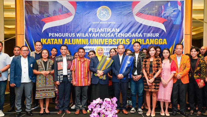 Khofifah saat melantik Pengurus Wilayah IKA Unair NTT.