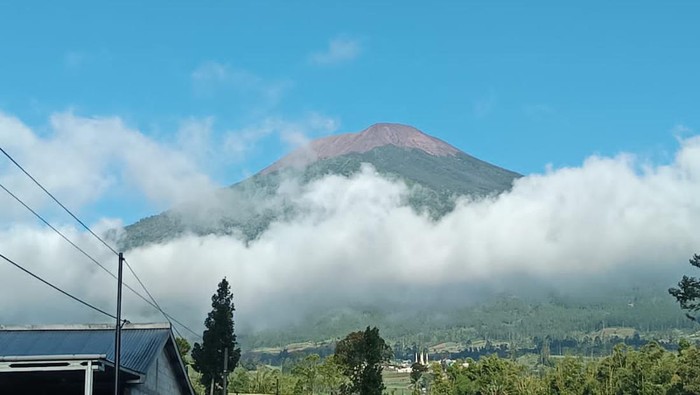 Kondisi puncak Gunung Slamet terlihat dari sekitar Pos Bambangan, Kabupaten Purbalingga pada Kamis (9/5/2024).