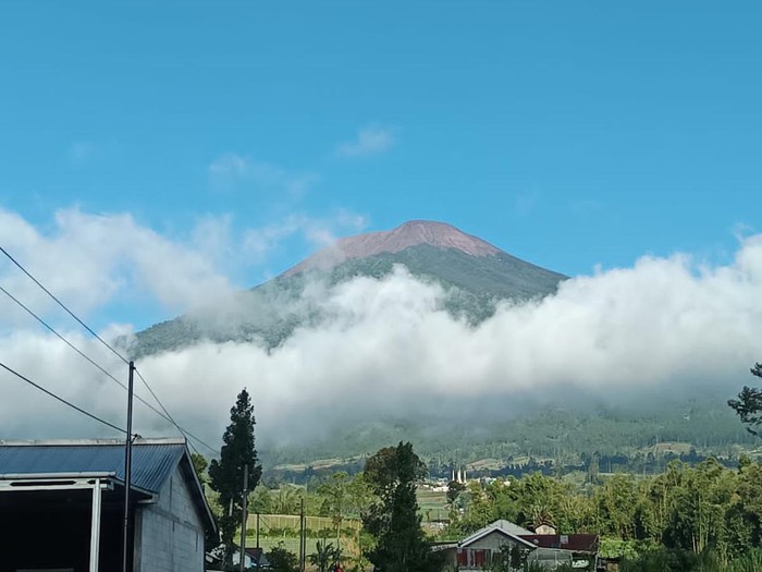 Kondisi puncak Gunung Slamet terlihat dari sekitar Pos Bambangan, Kabupaten Purbalingga pada Kamis (9/5/2024).