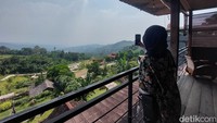Di sini kita bisa bersantai sembari menikmati hijaunya pemandagnan dengan latar Gunung Salak. (Syanti Mustika/detikcom)