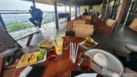 Beragam menu makanan dan minuman yang disajikan di isin. Mulai dari anek jus, kopi, minuman tradisional denga harga mulai Rp 20 ribuan. Teruntuk makanan, banyak pilihan makanan berat mulai dari menu aneka ayam, aneka nasi goreng, ikan bakar dan aneka cemilan. Harganya mulai Rp 30 rbiuan.  (Ari Saputra/detikcom)