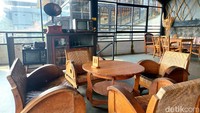 Walau bangunannya modern, namun interior kafe menggunakan konsep jadul lho. Terlihat dari bangku kayu dan rotan, yang disusun sedemikian rupa. Juga banyak dekorasi jadul seperti TV tabung, radio usang, aneka lukasian, foto dan pernak-pernik yang menghadirkan rasa di rumah nenek.  (Syanti Mustika/detikcom)