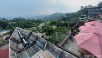 Salah satu daya tarik Kopi Koneng adalah banyak sudut ciamik untuk di foto. Banyak sudut menarik Kopi Konwng yang bisa dijadikan tempat foto. Bahkan, di sini juga disediakan deck khusus berfoto lho. (Syanti Mustika/detikcom)