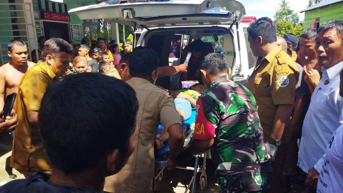 Korban saat dievakuasi usai ditemukan.