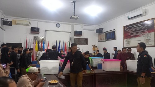 KPU Buleleng menolak pendaftaran dua paslon independen.