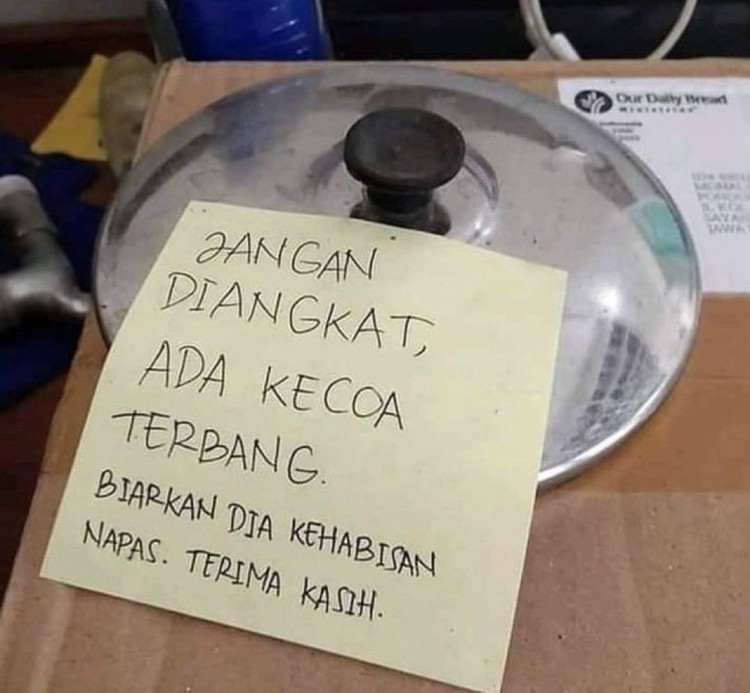 Berikut ini kumpulan foto random yang menggambarkan kocaknya kelakuan warga +62. Mana yang paling bikin ngakak?