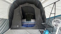 Ini adalah glamping VIP dengan hrga menginap 1.100.000 per malam. Glamping tipe ini maksimal dihuni 4 orang dengan fasilitas peralatan mandi, teko air hingga toilet pribadi.