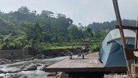 Landeuh Village eksis semenjak 2022 dan berdiri di lahan seluas 5.500 meter persegi. Tidak hanya menyediakan tenda glamping saja, namun juga ada toilet, lahan parkir dan restoran demi kenyamanan traveler.