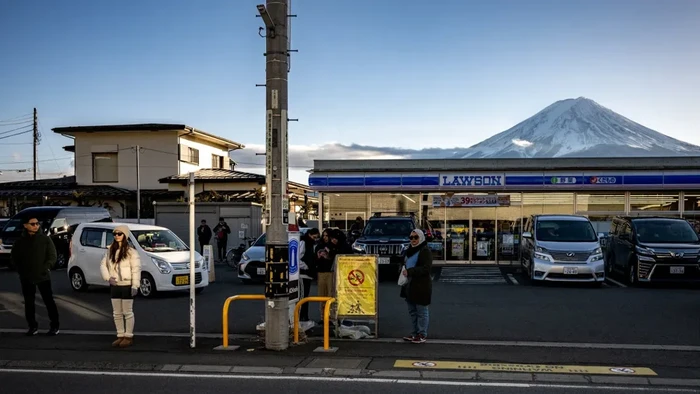 Lawson berlatar Gunung Fuji