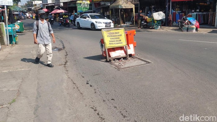 Lubang di kawasan Pasar Kordon Bandung