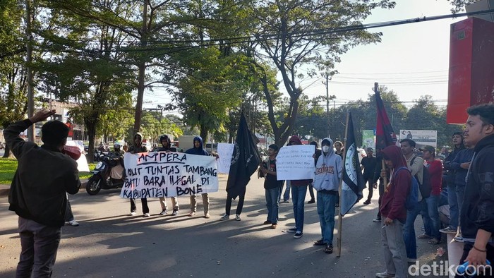 Mahasiswa demo di Makassar menuntut Polda Sulsel mengusut tambang ilegal di Lamuru, Bone. Andi Audia Faiza Nazli Irfan/detikSulsel
