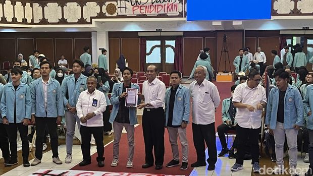 Mahasiswa menggelar aksi di depan rektorat dan diterima oleh wakil rektor, Senin (13/5/2024).