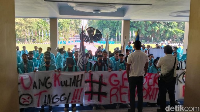 Mahasiswa menggelar aksi di depan rektorat dan diterima oleh wakil rektor, Senin (13/5/2024).