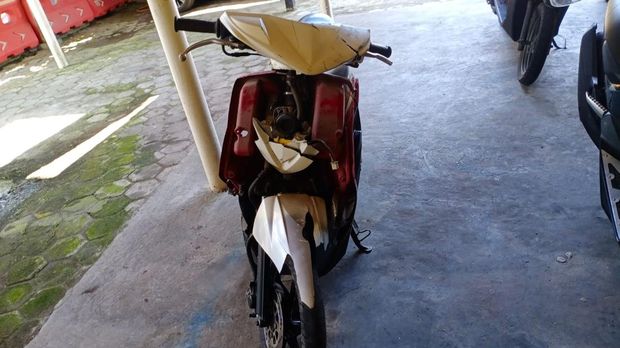 Motor yang dipakai 2 pencuri ayam untuk kabur dari kejaran warga di Besole, Srandakan, Bantul, pada Minggu (12/5/2024).