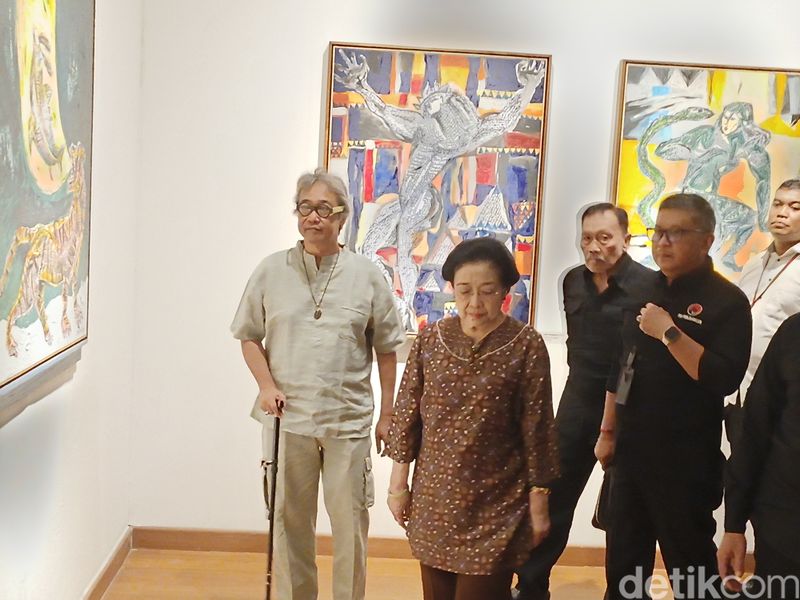 Megawati mengunjungi pameran karya Butet Kartaredjasa, 'Melik Nggendong Lali', di Galeri Nasional. (Rachma Syifa FR/detikcom)