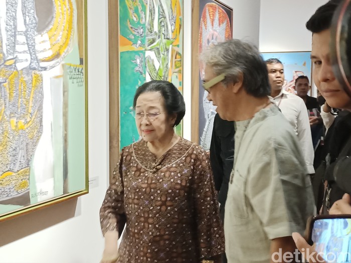 Megawati mengunjungi pameran karya Butet Kartaredjasa, ‘Melik Nggendong Lali’, di Galeri Nasional. (Rachma Syifa FR/detikcom)