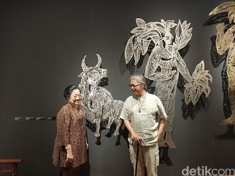 Megawati mengunjungi pameran karya Butet Kartaredjasa, 'Melik Nggendong Lali', di Galeri Nasional. (Rachma Syifa FR/detikcom)