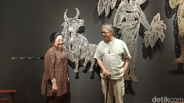 Megawati mengunjungi pameran karya Butet Kartaredjasa, 'Melik Nggendong Lali', di Galeri Nasional. (Rachma Syifa FR/detikcom)