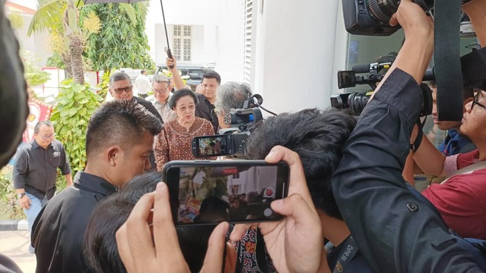 Megawati Soekarnoputri tiba di pameran seni rupa Butet Kartaredjasa