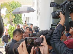 Megawati Hadiri Pameran Seni Melik Nggendong Lali Karya Butet