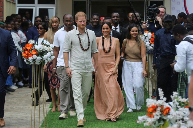 Duke dan Duchess Sussex tiba di Nigeria sejak Jumat (10/5/2024). Pada hari pertama tiba di Nigeria, Meghan Markle mengenakan gaun panjang tanpa lengan rancangan Heidi Merrick. Markle melengkapi gayanya dengan perhiasan emas dan jam tangan Cartier yang disebut bekas milik Putri Diana. Foto: REUTERS/Akintunde Akinleye