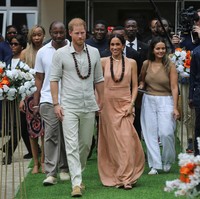 Duke dan Duchess Sussex tiba di Nigeria sejak Jumat (10/5/2024). Pada hari pertama tiba di Nigeria, Meghan Markle mengenakan gaun panjang tanpa lengan rancangan Heidi Merrick. Markle melengkapi gayanya dengan perhiasan emas dan jam tangan Cartier yang disebut bekas milik Putri Diana. Foto: REUTERS/Akintunde Akinleye