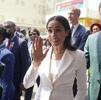 Meghan Markle berganti busana saat mengunjungi Kantor Pertahanan Nigeria di Abuja. Dia mengenakan setelan blazer berwarna putih dari brand Altuzarra dan sepatu high heels Manolo Blahnik. Foto: AP Photo/Sunday Alamba