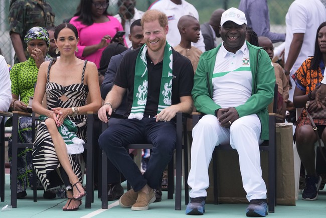 Menyaksikan pertandingan bola voli duduk dengan organisasi mitra Invictus Games Nigeria Unconquered, Meghan Markle memadukan gaun bergambar daun dari desainer Johanna Ortiz. Gaun dengan belahan paha tinggi dan detail cut out itu di bagian dada itu harganya 2.275 poundsterling atau sekitar Rp 45,5 juta. Foto: AP Photo/Sunday Alamba