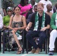 Menyaksikan pertandingan bola voli duduk dengan organisasi mitra Invictus Games Nigeria Unconquered, Meghan Markle memadukan gaun bergambar daun dari desainer Johanna Ortiz. Gaun dengan belahan paha tinggi dan detail cut out itu di bagian dada itu harganya 2.275 poundsterling atau sekitar Rp 45,5 juta. Foto: AP Photo/Sunday Alamba