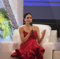 Gaun merah dengan tali spaghetti jadi pilihan Meghan Markle saat menjadi pembicara di acara Women in Leadership di Nigeria. Gaun merah tersebut dari brand lokal Nigeria, Orire.  Foto: AP Photo/Sunday Alamba