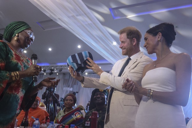Meghan Markle kembali mengenakan busana terbuka di Nigeria saat menghadiri sebuah acara pada 11 Mei 2024. Ibu dua anak itu memakai gaun putih panjang tanpa tali dari brand St. Agni. Dia juga menggunakan kalung salib yang sebelumnya dimiliki Putri Diana. Foto: AFP/KOLA SULAIMON