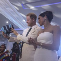 Meghan Markle kembali mengenakan busana terbuka di Nigeria saat menghadiri sebuah acara pada 11 Mei 2024. Ibu dua anak itu memakai gaun putih panjang tanpa tali dari brand St. Agni. Dia juga menggunakan kalung salib yang sebelumnya dimiliki Putri Diana. Foto: AFP/KOLA SULAIMON