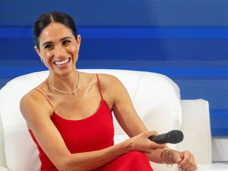 8 Foto Gaya Meghan Markle di Nigeria, Ada yang Dituding Hina Kerajaan Inggris