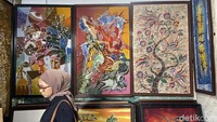 Setiap harinya selalu ada pengunjung yang datang 4-5 orang turis. Entah sekadar mampir untuk melihat lihat, membeli lukisan, atau bahkan belajar langsung melalui workshop. Melinda mengatakan ada sekitar 12 karyawan di Galeri Batik Seno termasuk para pelukisnya. Terkadang mereka juga menerima tawaran membeli batik lukis dari pelukis di luar sana jika tertarik dengan motifnya.
