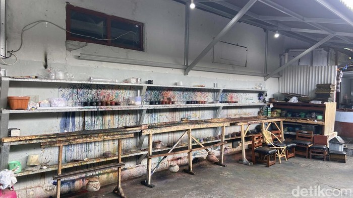 Mengenal Seni Batik Lukis yang Disukai Turis Asing Berdiri sejak tahun 1979, Batik Seno menjadi galeri batik lukis terbesar di Yogyakarta. Kini Batik Seno menjadi sentra batik lukis favorit para turis mancanegara.