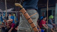 Beberapa kilometer sebelum memasuki wilayah pedalaman desa itu, orang akan terpukau dengan keindahan pemandangan aliran anak Sungai Pitap hingga rimbunnya hutan hujan tropis dengan iringan kicauan berbagai jenis burung, termasuk burung Kacamata Meratus (Zosterops meratusensis) yang terbang bebas di udara sejuk dan bersih dari polusi.
