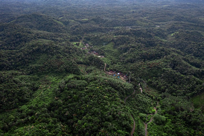 Foto udara salah satu tambang batu bara dengan latar belakang Pegunungan Meratus di Kalimantan Selatan.