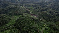 Desa Kambiyain di Pegunungan Meratus, Kecamatan Tebing Tinggi, Kabupaten Balangan, Kalimantan Selatan memiliki keindahan dan kekayaan alam yang melimpah. Desa yang letaknya sekitar 179 kilometer dari Kota Banjarbaru, Ibu Kota Kalimantan Selatan itu merupakan satu dari lima desa yang menjadi tempat bermukim masyarakat suku Dayak Pitap.