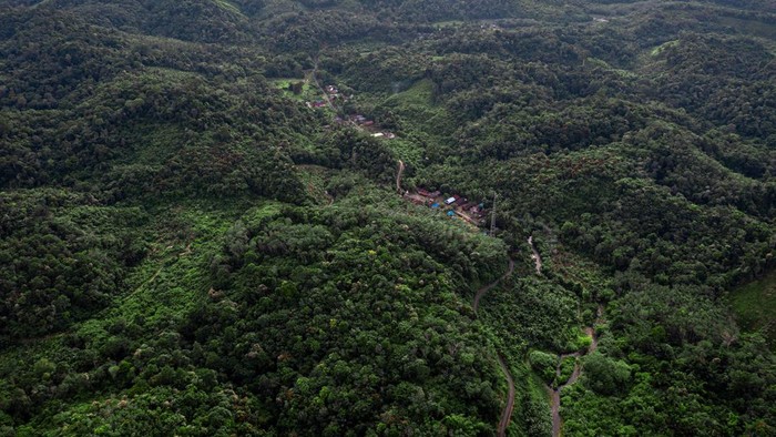 Menjaga sumber pangan dan hutan ala suku Dayak Pitap Foto udara salah satu tambang batu bara dengan latar belakang Pegunungan Meratus di Kalimantan Selatan.