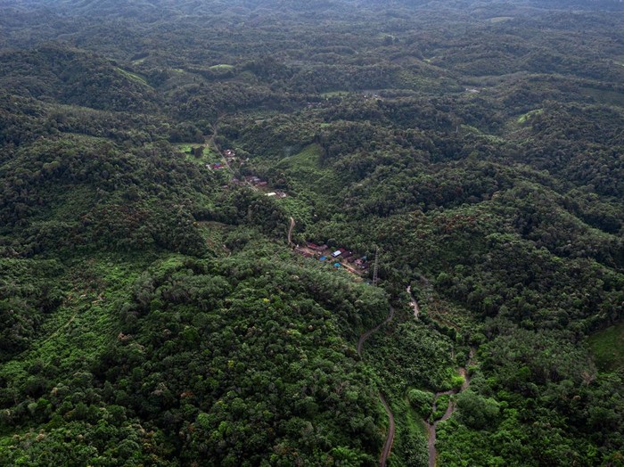 Foto udara salah satu tambang batu bara dengan latar belakang Pegunungan Meratus di Kalimantan Selatan.