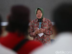Momen Mensos Kunjungi Posko Pengungsian Korban Banjir Bandang Sumbar