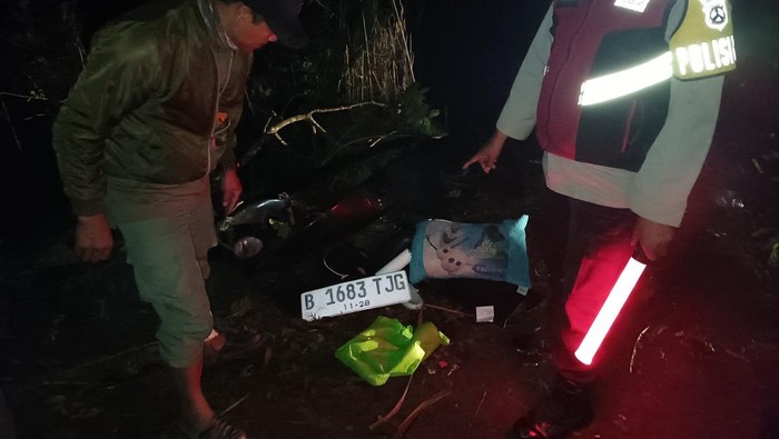 mobil terjun ke jurang di malang