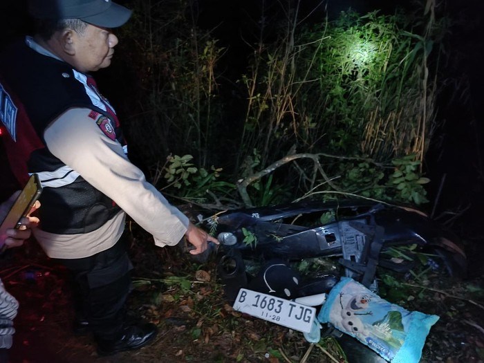 mobil terjun ke jurang di malang