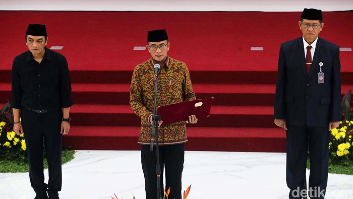 Ketua KPU Hasyim Asyari melantik lima orang anggota KPUD Kota Padang di gedung KPU Pusat, Jakarta, Senin (13/5/2024). Kelima anggota terlantik tersebut dilantik berdasarkan Keputusan Komisi Pemilihan Umum Nomor 521 Tahun 2024 tentang Penetapan Calon Anggota Komisi Pemilihan Umum Kota Padang Terpilih Periode 2024-2029.