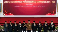 Ketua KPU Hasyim Asyari sempat foto bersama dengan lima anggota KPUD Kota Padang usai dilantik.