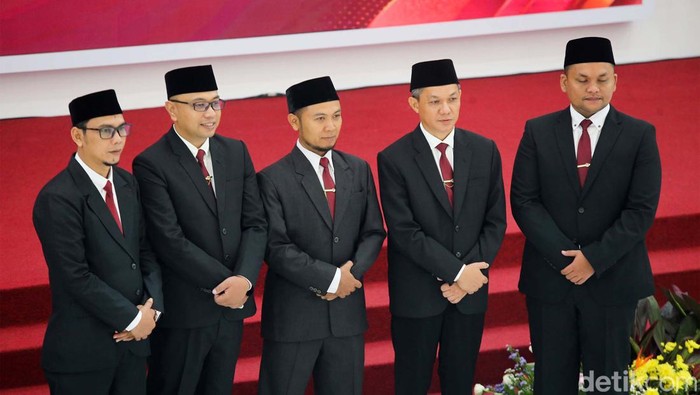 Ketua KPU Hasyim Asyari melantik lima orang anggota KPUD Kota Padang di gedung KPU Pusat, Jakarta, Senin (13/5/2024). Kelima anggota terlantik tersebut dilantik berdasarkan Keputusan Komisi Pemilihan Umum Nomor 521 Tahun 2024 tentang Penetapan Calon Anggota Komisi Pemilihan Umum Kota Padang Terpilih Periode 2024-2029.