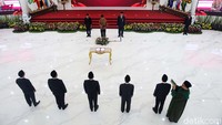Lima orang anggota KPUD Kota Padang dilantik di gedung KPU Pusat, Jakarta, Senin (13/5/2024).